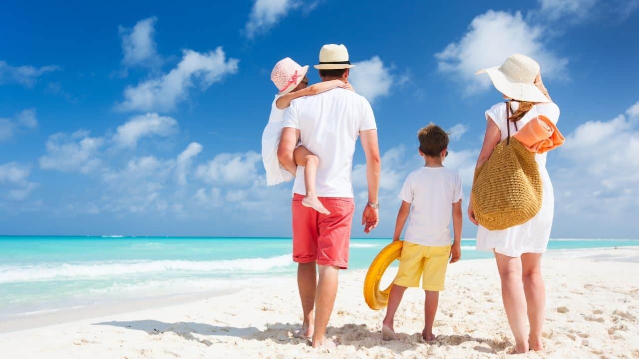 🌴 Vacaciones de verano: el momento de desconectar… ¿y de protegerte?